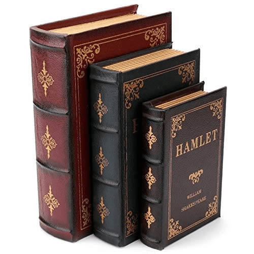 Fotografia de 3 volumes de livros antigos, na qual o primeiro é um exemplar de Hamlet, de Shakespeare